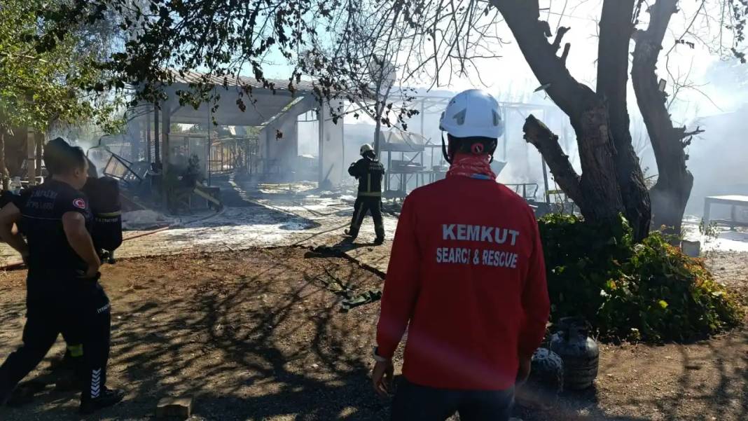 Kemer’de Restoran ve Kamyon Kül Oldu! 4